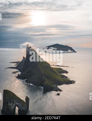 Drangarnir e Tindholmur sulle Isole Faroe Vagar, vista aerea del drone durante il tramonto nell'Oceano Atlantico del Nord. Isole Faroe, Danimarca, Europa. Foto Stock