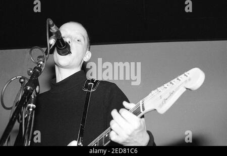 Malcolm Eden del gruppo indie pop McCarthy che si esibisce al Bowen West Theatre di Bedford, 3 marzo 1990. Foto Stock