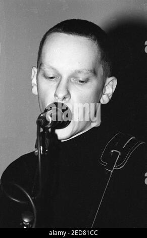 Malcolm Eden del gruppo indie pop McCarthy che si esibisce al Bowen West Theatre di Bedford, 3 marzo 1990. Foto Stock