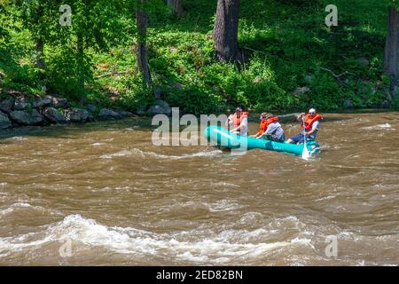 Una barca che viaggia sul fiume Housatonic ruvido nella Cornovaglia occidentale, Connecticut Foto Stock