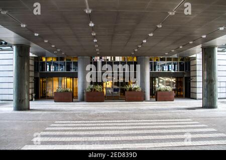 Belgio, Bruxelles, l'ingresso all'edificio Paul-Henri-Spaak, abbreviato PHS, è un luogo di lavoro del Parlamento dell'Unione europea a Bruxelles. Foto Stock