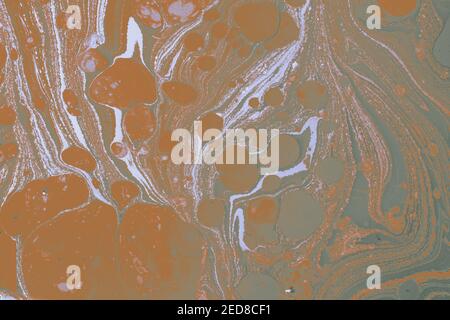 Un'illustrazione astratta del liquido color arancio pastello e verde sfondo di pittura Foto Stock