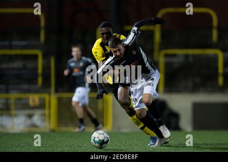 Scott Bitsindou Romeni di Lierse e Dylan De Belder di Deinze hanno ritratto in azione durante una partita di calcio tra Lierse Kempenzonen e KMSK Deinze, Sund Foto Stock