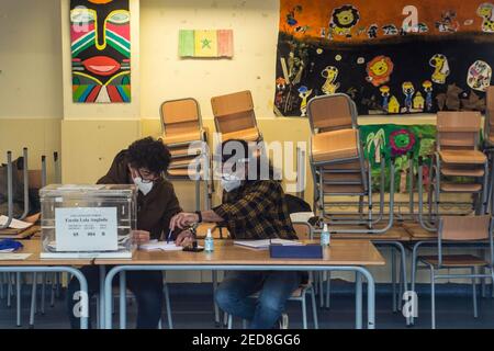 I funzionari delle elezioni attendono gli elettori della scuola di Lola Angela. Giornata delle elezioni per la generalità della Catalogna alla Scuola Lola Angela nella città di Badalona. Foto Stock