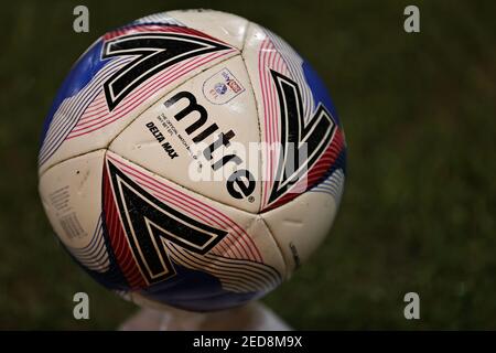 LINCOLN, INGHILTERRA. 14 FEBBRAIO: Una palla di Match Mitre Delta Max è vista durante la partita Sky Bet League 1 tra Lincoln City e Accrington Stanley allo stadio LNER, Lincoln sabato 14 febbraio 2021. (Credit: James HolyOak | MI News) Credit: MI News & Sport /Alamy Live News Foto Stock