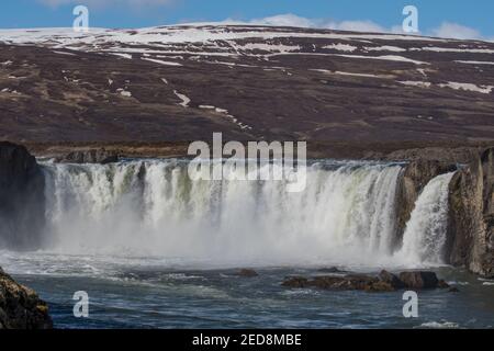 La cascata Godafoss in Islanda in un giorno di primavera Foto Stock