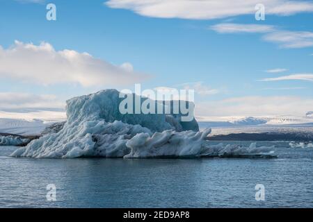 Iceberg sulla laguna glaciale di Jokulsarlon nel sud dell'Islanda Foto Stock