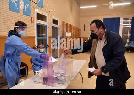 Vendrell, Barcellona, Spagna. 20 Marzo 2020. Un uomo che indossa un facemask lancia il suo voto elettorale nelle urne durante le elezioni regionali catalane.oggi la Catalogna va alle urne per votare per il presidente del governo della Catalogna sotto severe misure di sicurezza sanitaria a causa della crisi della pandemia del Covid-19. Ai pazienti positivi al Covid19 viene data una indennità per esprimere i loro voti tra le 19:00 e le 20:00. Credito: Ramon Costa/SOPA Images/ZUMA Wire/Alamy Live News Foto Stock