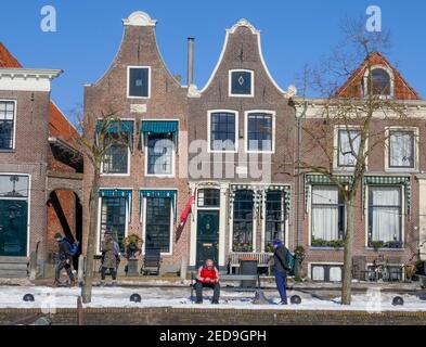 Vista sul porto di Blokzijl con acqua ghiacciata in Olanda Foto Stock