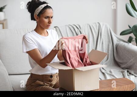 Donna delusa cliente casella di posta a casa Foto Stock