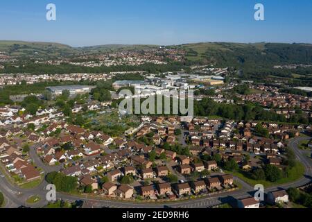 CARDIFF, GALLES - MAGGIO 31: Vista aerea di una zona residenziale di Caerphilly il 31 maggio 2020 a Cardiff, Galles. Foto Stock