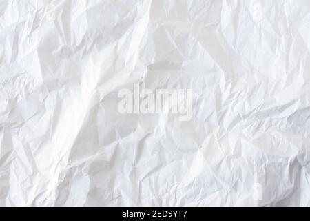 Carta bianca sgualcita. Fondo testurizzato astratto fatto di carta da imballaggio. Un foglio sminuzzato pulito,un layout per il disegno. Sfondo bianco e nero Foto Stock