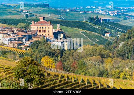 La pittoresca cittadina di Barolo con il suo castello tra i vigneti della regione delle Langhe, Patrimonio dell'Umanità dell'UNESCO, Italia Foto Stock