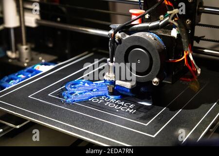 Stampante 3D che stampa uno sportello di plastica Foto Stock