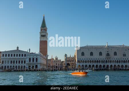 Scoperta della città di Venezia e dei suoi piccoli canali e dei romantici vicoli, Italia Foto Stock