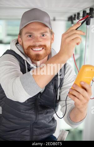 tecnico maschile che esegue la lettura del misuratore utilizzando il tablet Foto Stock