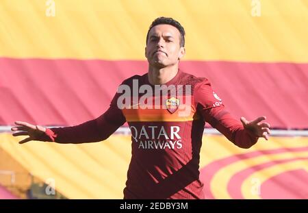 Roma. 15 Feb 2021. Pedro di Roma festeggia il suo gol durante una partita di calcio tra Roma e Udinese a Roma, Italia, 14 febbraio 2021. Credit: Xinhua/Alamy Live News Foto Stock