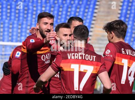 Roma. 15 Feb 2021. Jordan Veretout di Roma (2° R) celebra il suo obiettivo con i suoi compagni di squadra durante una partita di calcio tra Roma e Udinese a Roma, Italia, 14 febbraio 2021. Credit: Xinhua/Alamy Live News Foto Stock