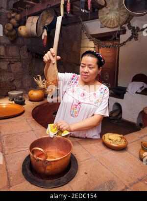 Dimostrazione di un processo artigianale di fabbricazione della caramella nel Museo della caramella, o Museo de Dulces, a Morelia, Michoacan, Messico. Foto Stock