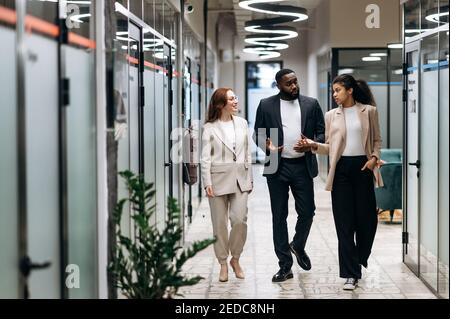 Lavorare in moderni Office.Business partner in abbigliamento formale discutere del progetto. I giovani colleghi adulti multirazziali che lavorano insieme, si consultano su alcune domande, concetto di comunicazione Foto Stock