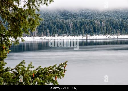 CLE Elum, WA, USA - Gennaio 23 2021: Nuvole che coprono le montagne del lago Kachess Foto Stock