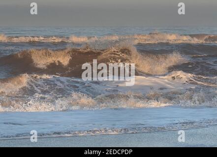 Onde soleggiate sulla costa nord del Norfolk in inverno, Gran Bretagna Foto Stock