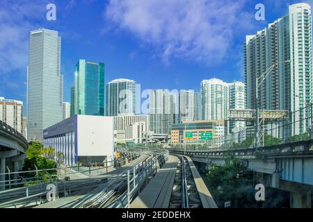 Parte dello skyline di Miami visto dal Metromover mentre si lascia la stazione del Government Center. Foto Stock