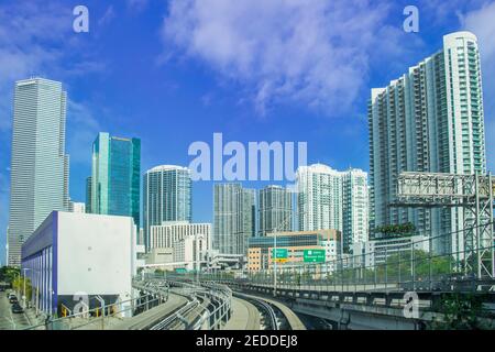 Parte dello skyline di Miami visto dal Metromover mentre si lascia la stazione del Government Center. Foto Stock