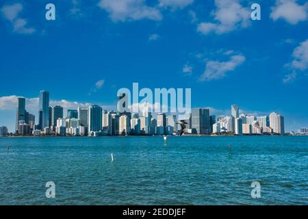 Lo skyline di Miami visto dall'interno del ristorante Rusty Pelican sulla Rickenbacker Causeway a Miami, Florida. Foto Stock