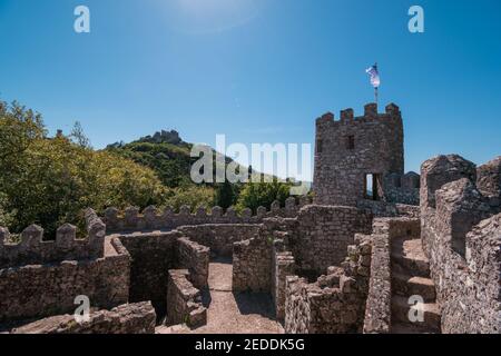 Castelo dos Mouros; un castello medievale situato in cima alle colline boscose di Sintra, a meno di 1 ora dalla capitale portoghese di Lisbona. Foto Stock