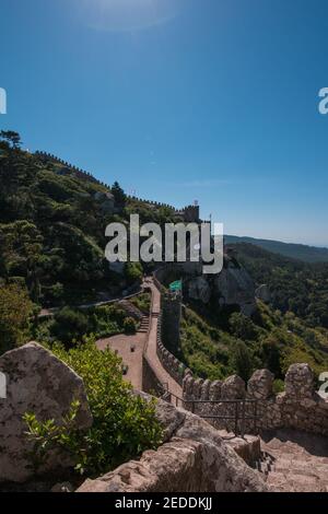 Castelo dos Mouros; un castello medievale situato in cima alle colline boscose di Sintra, a meno di 1 ora dalla capitale portoghese di Lisbona. Foto Stock