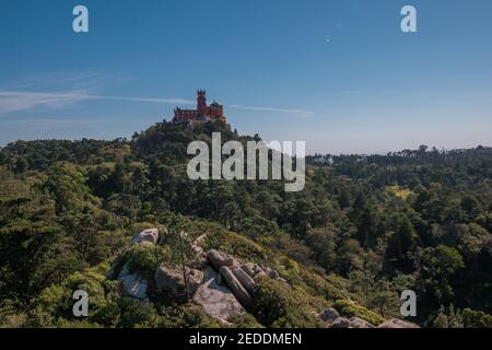 Vista del Palazzo pena da Castelo dos Moouros, con vista sulle colline boscose di Sintra, a meno di 1 ora dalla capitale portoghese di Lisbona. Foto Stock