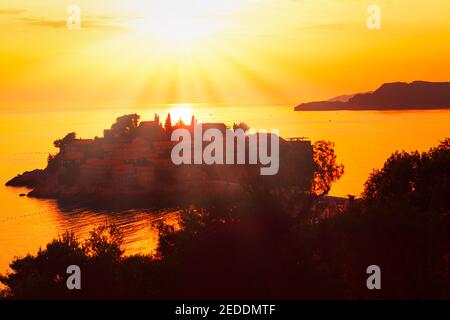 Sveti Stefan Isola al crepuscolo . Tramonto sul Mare Adriatico Foto Stock