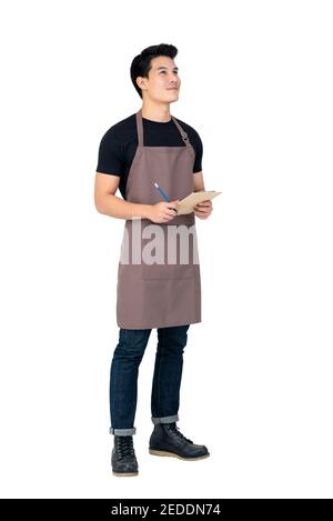 Bell'uomo asiatico che indossa il grembiule come barista in piedi sfondo bianco Foto Stock