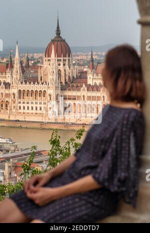 Edificio del parlamento ungherese visto dal Bastione dei pescatori di Budapest, Ungheria. Foto Stock