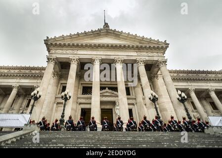 Buenos Aires, Argentina. 14 Feb 2021. Grenadiers pronto a ricevere i resti dell'ex presidente. Ex-presidente della nazione argentina Carlos Saúl Menem è morto a 90 anni, il primo presidente neoliberale dell'Argentina e attualmente un senatore della provincia di la Rioja. Credit: SOPA Images Limited/Alamy Live News Foto Stock