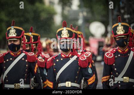 Buenos Aires, Argentina. 14 Feb 2021. Grenadiers arrivati al congresso della nazione. Ex-presidente della nazione argentina Carlos Saúl Menem è morto a 90 anni, il primo presidente neoliberale dell'Argentina e attualmente un senatore della provincia di la Rioja. Credit: SOPA Images Limited/Alamy Live News Foto Stock