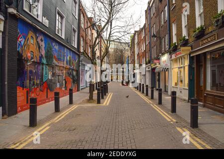 Londra, Regno Unito. 14 Feb 2021. Una Neal Street deserta a Covent Garden, London.As la maggior parte delle imprese rimangono chiuse nella capitale, il governo prevede di iniziare ad allentare le restrizioni di blocco nelle prossime settimane. Credit: SOPA Images Limited/Alamy Live News Foto Stock