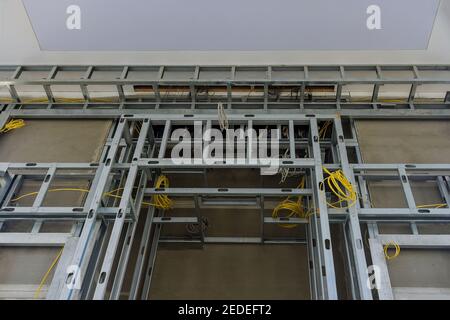 Aste in acciaio utilizzate per il telaio in un grande commerciale edificio con copertura a secco Foto Stock