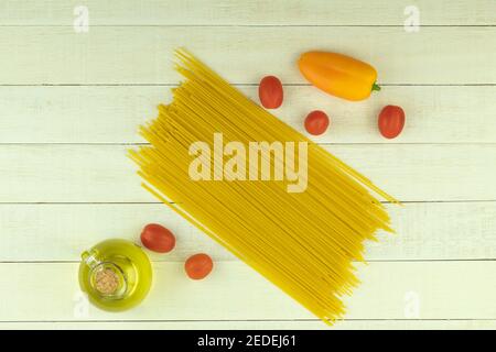 Sfondo disposizione per cucinare, pasta e verdure, spalmato sul tavolo. Diversi tipi di pasta sono disposti sulla tavola. Spazio per il testo Foto Stock