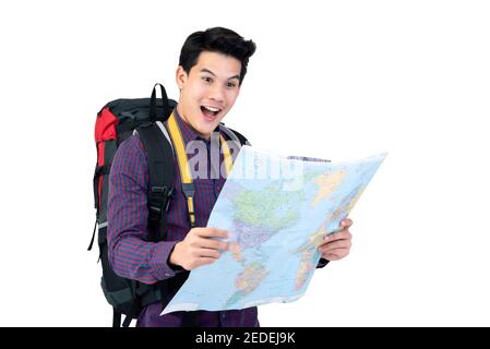 Viaggiatore solo giovane asiatico turista uomo zaino in spalla sentirsi eccitato quando guardando la mappa Foto Stock