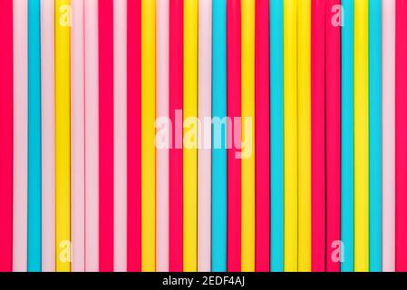 Cannucce colorate e vivaci disposte in verticale per divertimento e freschezza concetto di fondo Foto Stock