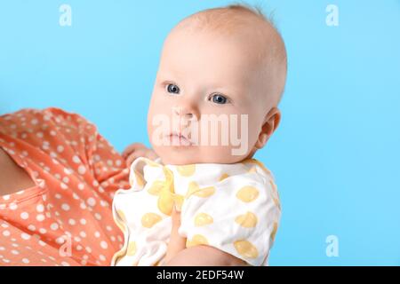 Madre con il bambino carino su sfondo a colori Foto Stock