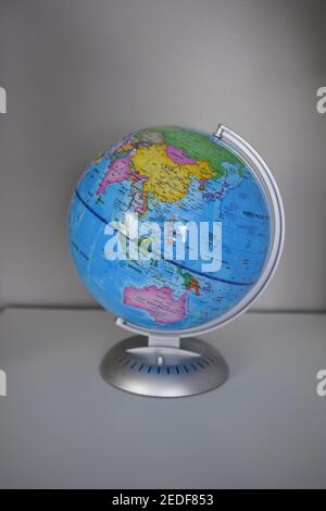 Mappa geografica Earth Ocean Globe World Geography sulla scrivania Foto Stock