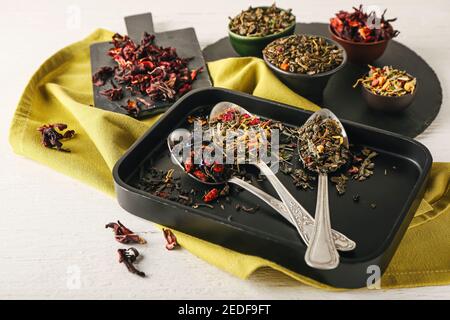 Diversi tipi di tè alla frutta su tavola bianca Foto Stock