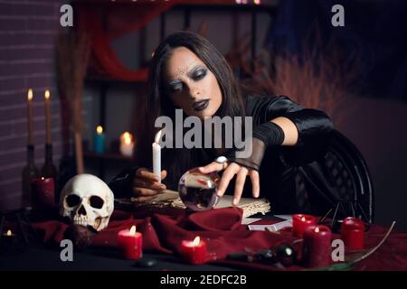 Strega che esegue il rituale magico nero Foto Stock