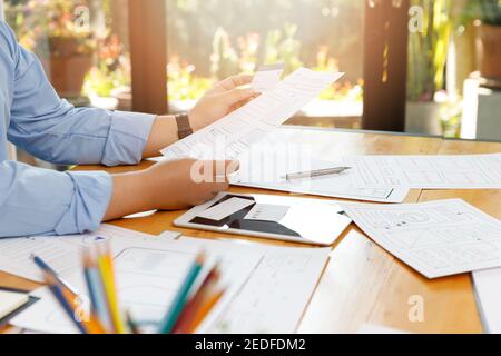 Graphic designer lavorano insieme con UX designer di interfaccia utente di applicazione di pianificazione del layout del modello di quadro per telefono cellulare mobile computer Foto Stock