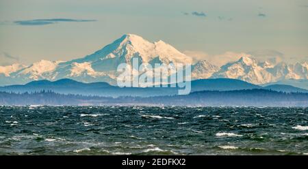 Mount Baker Washington USA visto da Victoria British Columbia, Canada in una giornata di sole. Foto Stock