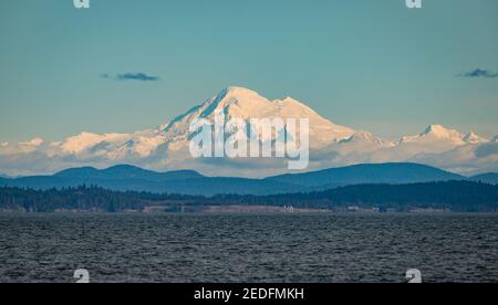 Mount Baker Washington USA visto da Victoria British Columbia, Canada in una giornata di sole. Foto Stock