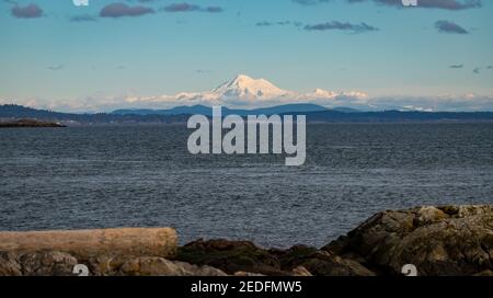 Mount Baker Washington USA visto da Victoria British Columbia, Canada in una giornata di sole. Foto Stock